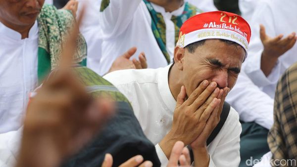 Massa Aksi 2 Desember Khusyuk Berzikir