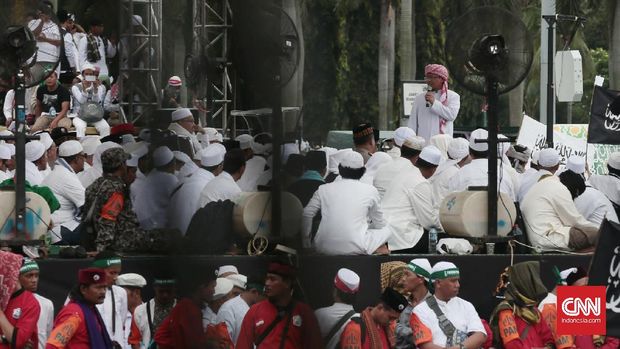 AA Gym berorasi saat Aksi Bela Islam III menuntut ditangkapnya Basuki Tjahaja Purnama (Ahok) terkait penistaan agama di Jakarta, Jumat (2/12).