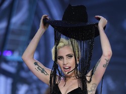 Tampil di Victorias Secret Fashion Show, Lady Gaga Pakai Topi Cowboy Rp 13 M