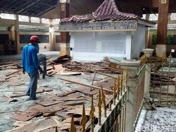 Atap Makam Troloyo Ambruk Diterjang Angin Kencang, 2 Peziarah Terluka