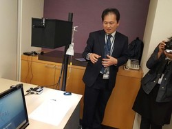 Meja Disulap Jadi Layar Sentuh dan Mesin Penerjemah