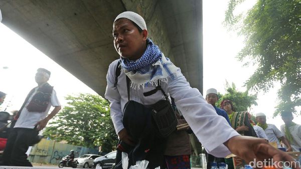 Warga Bagikan Logistik Untuk Massa Aksi Damai 2 Desember