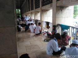 Usai Doa Bersama di Monas, Massa GNPF Jemur Pakaian di Masjid Istiqlal