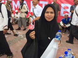 Beri Pesan Damai Aksi 2 Desember, Puluhan Ibu Bagikan Mawar Merah