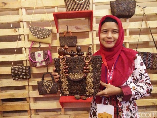 Produk Kerajinan  dari Batok  Kelapa  Ini Diekspor Ke Malaysia