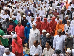 Momen Saat Massa Aksi 2 Desember Tetap Khusyuk Salat Jumat Meski Hujan