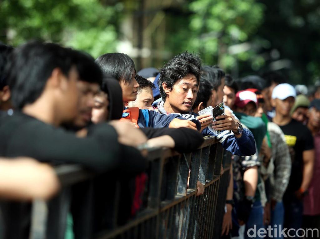 Penonton Bayaran Kala Pandemi: Diusir dari Kontrakan hingga Jadi Gembel Penonton Bayaran Kala Pandemi: Diusir dari Kontrakan hingga Jadi Gembel