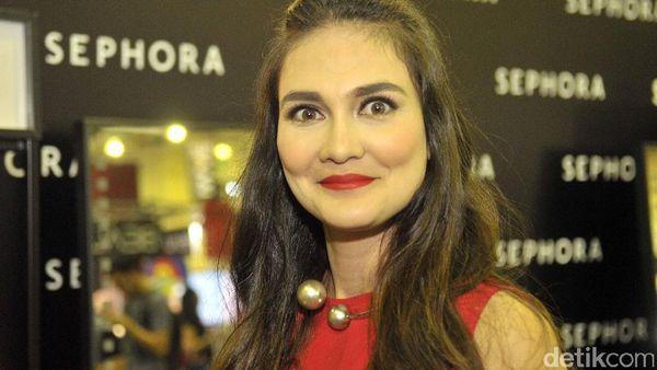 Red Hot Luna Maya