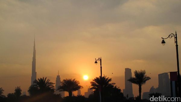 Sunset Berlatar Gedung Tertinggi Sedunia, Memang Beda!