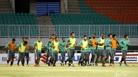 Para pemain lari mengitari lapangan.