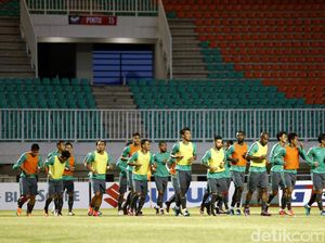 Riedl Puas dengan Kondisi Lapangan Stadion Pakansari
