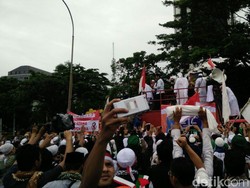 Usai Bolak-balik Monas-HI Pantau Massa, Habib Rizieq Tinggalkan Patung Kuda