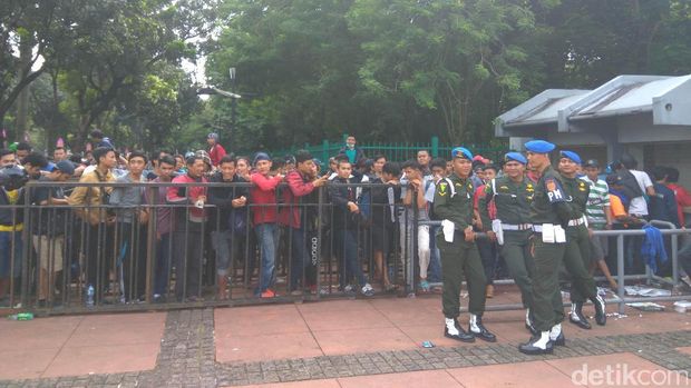 Tiket Timnas Sudah Habis Terjual, Suporter Masih Setia Antre
