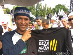 Penjual Pernak-pernik Aksi Damai 2 Desember di Kawasan Monas Laris Manis