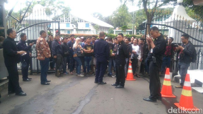 Tak Kebagian Tiket Indonesia vs Vietnam, Ratusan Suporter Mengadu ke Menpora