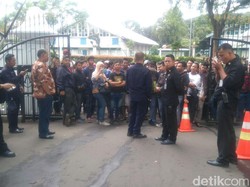 Tak Kebagian Tiket Indonesia vs Vietnam, Ratusan Suporter Mengadu ke Menpora