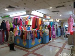 Buka Setengah Hari, Omzet Pedagang Pasar Tanah Abang Anjlok 50%