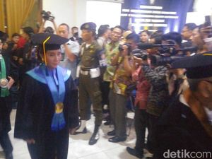 Tangis Haru Menteri Susi Saat Terima Gelar Doktor Honoris Causa Tangis Haru Menteri Susi Saat Terima Gelar Doktor Honoris Causa