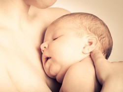 Penyebab Bayi Anteng Saat Tidur di Gendongan Bunda atau Ayah