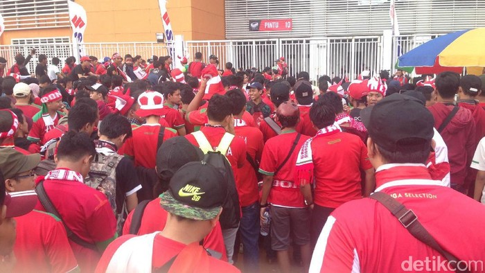 Stadion Pakansari Mulai Memerah