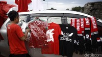Bukan cuma penonton beratribut merah yang memeriahkan Stadion Pakansari, beberapa jam sebelum kick-off banyak pedagang juga sudah membuka lapak dagangannya.