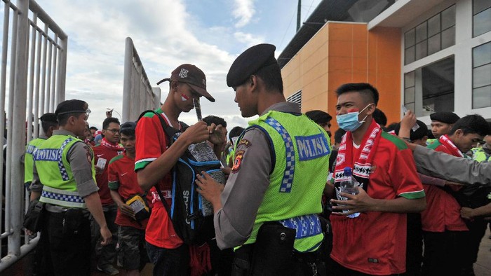 Tiba di Pakansari, Presiden Jokowi Disambut Suporter dengan Yel-yel