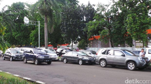 Padat, Jalan Raya Menuju Stadion Pakansari Jadi Tempat Parkir