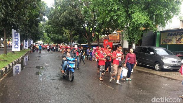 Stadion Pakansari Sudah Ramai Suporter, Juga Pedagang