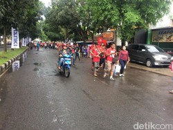 Padat, Jalan Raya Menuju Stadion Pakansari Jadi Tempat Parkir