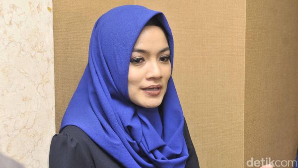 Cantiknya Titi Kamal Berhijab