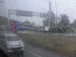 Begini Proses Evakuasi Reklame yang Roboh di Bandara Soekarno Hatta