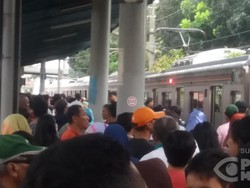 Kena Angin Kencang, Ranting Sempat Tersangkut di KRL Jakarta Kota-Bogor
