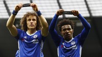 David Luiz dan Willian mengangkat ban hitam bertuliskan Chapecoense saat merayakan gol yang dibuat ke gawang Manchester City. Duo penggawa Chelsea itu punya ikatan emosional yang kuat dengan Chapecoense karena asal mereka juga dari Brasil. (Foto: Action Images via Reuters / Jason Cairnduff)