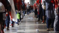 Selain mulai mengantre di depan pintu masuk stadion, ratusan suporter lain masih menyibukkan diri dengan berlalu lalang.