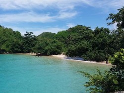 Pantai Tiga Warna Untuk Libur Akhir Pekan di Malang