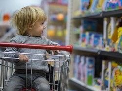 Si Kecil Selalu Minta Dibelikan Mainan? Begini Menyikapinya