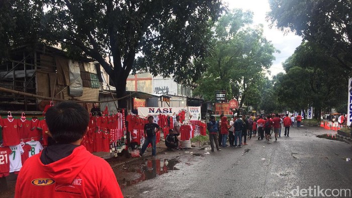Stadion Pakansari Sudah Ramai Suporter, Juga Pedagang