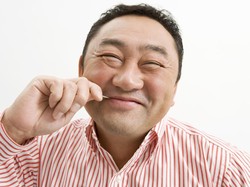 Ini yang Perlu Dipahami Sebelum Bersihkan Sisa Makanan di Gigi Pakai Tusuk Gigi