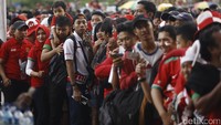 Beberapa di antaranya ada yang mengantre masuk sejak pukul 14.00 WIB.