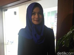 Sering Pakai Hijab untuk Pekerjaan, Titi Kamal Didukung Suami