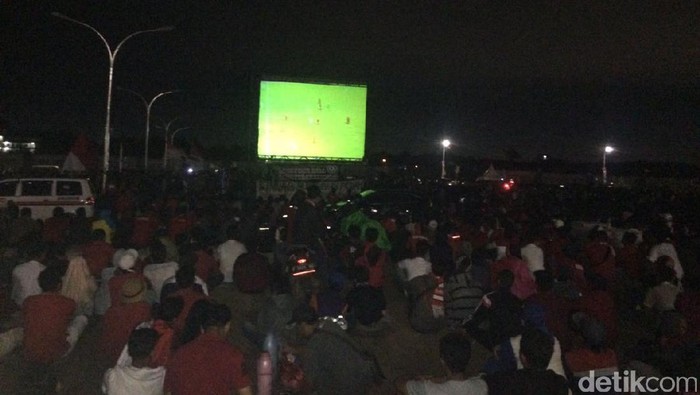 Ribuan Suporter Ramaikan Nobar di Luar Stadion Pakansari