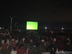 Ribuan Suporter Ramaikan Nobar di Luar Stadion Pakansari