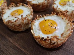 Dengan Tiga Bahan Ini, Anda Bisa Bikin Baked Egg dalam Hash Brown untuk Sarapan