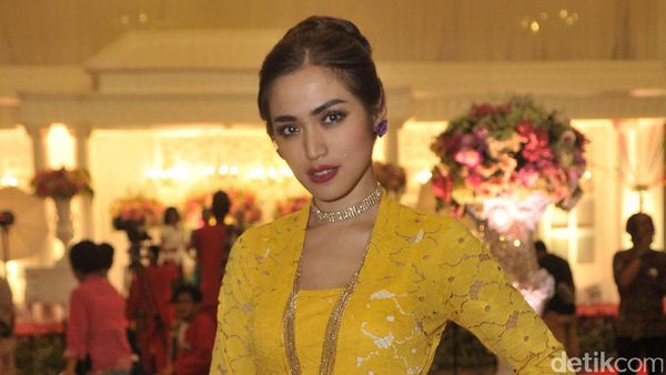 Gaya Anggun Jessica Iskandar Berkebaya