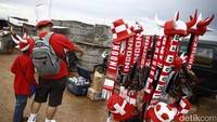 Selain jersey merah, ada juga yang memakai syal dan topi.