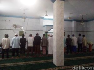 Kubah Masjid di Cipinang Roboh, Warga Tetap Antusias Tunaikan Salat Kubah Masjid di Cipinang Roboh, Warga Tetap Antusias Tunaikan Salat