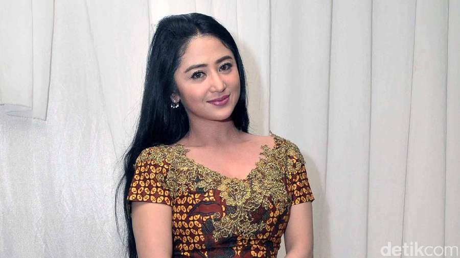 Penampilan Ayu Dewi Persik Bergaun Batik Penampilan Ayu Dewi Persik Bergaun Batik