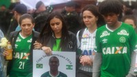 Pada 28 November 2016, pesawat yang membawa klub Brasil, Chapecoense, terjatuh di Medellin, Kolombia. Chapecoense, finalis Copa Sudamericana 2016, itu harus kehilangan 19 pemain, 14 staf pelatih, sembilan petinggi klub, dan empat jurnalis Brasil. Ada tiga pemain Chapecoense yang selamat dari tragedi itu. (REUTERS/Diego Vara)