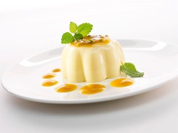 Siang Ini Enaknya Bikin Puding Leci dengan Saus Vanilla yang Segar