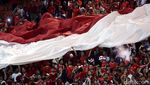 Kebersamaan Suporter Indonesia dan Vietnam